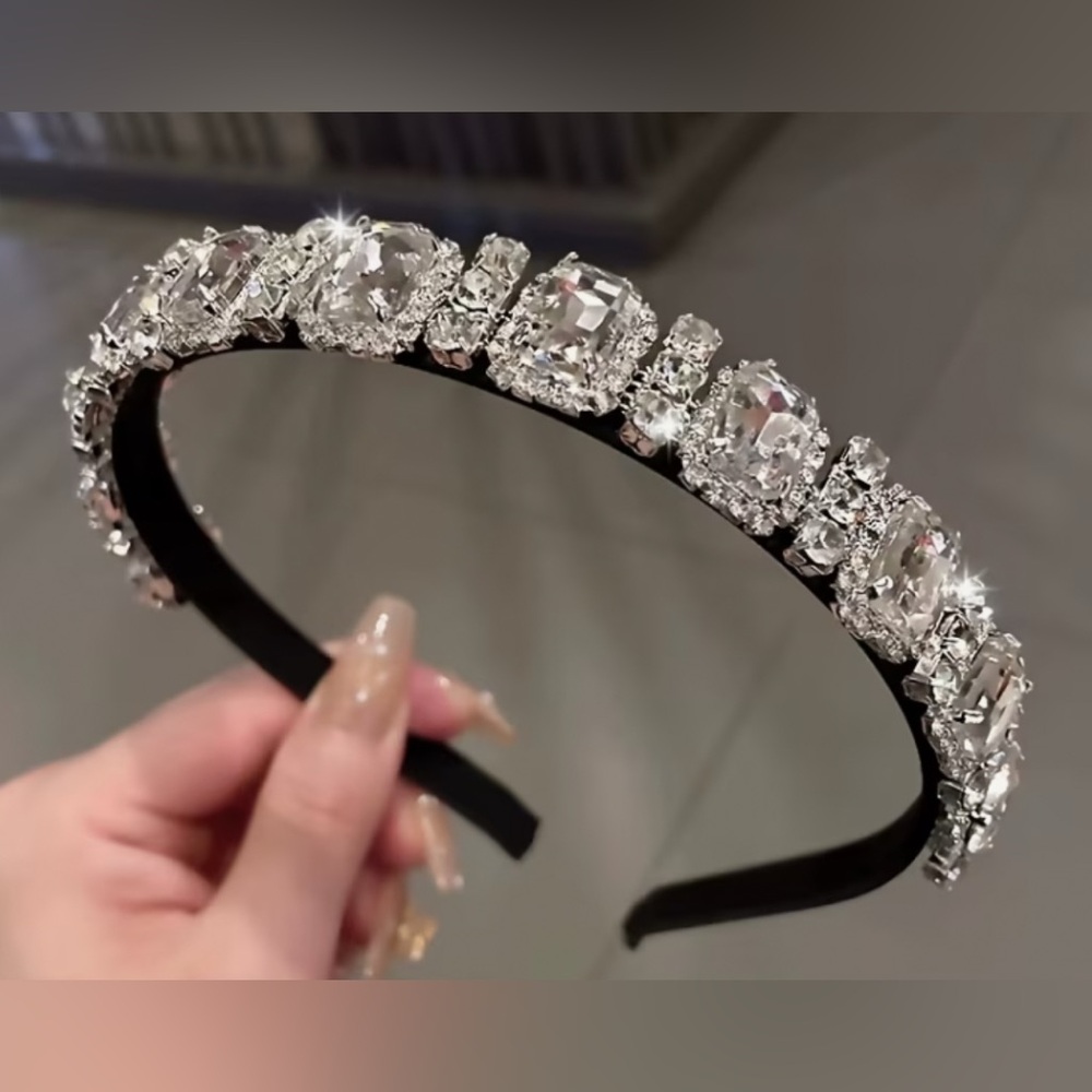 Elegant Crystal Embellished Headband